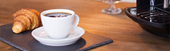 Taza blanca de café con una medialuna