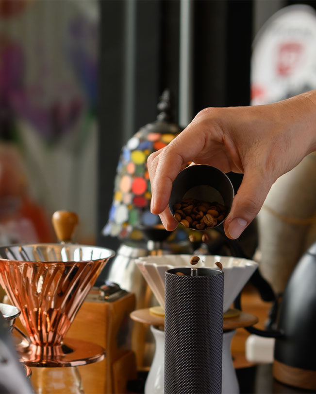 Mano humana preparando granos de café