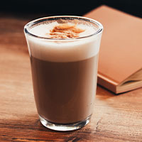 jarro de capuchino con canela
