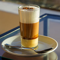 jarro de café sobre plato con una cuchara