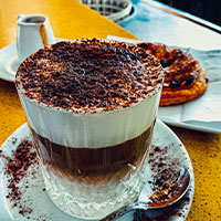 Capuchino en taza sobre un plato
