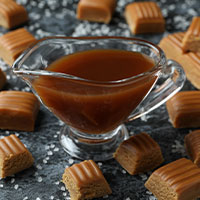 Taza de té con chocolates