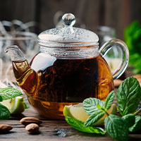Jarra de té con hojas menta