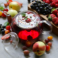 Jarra de té con frutos rojos